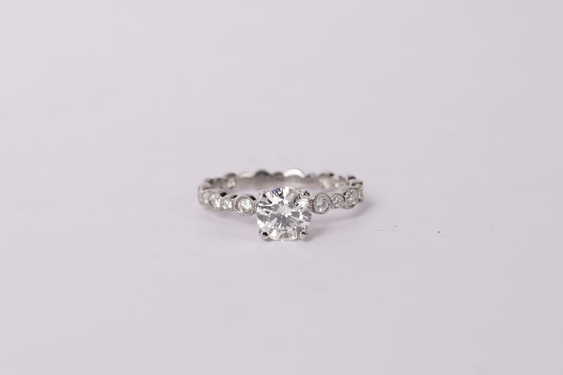 ALTT- 18KW 2.45g 1.31ctw (1.10ctr) H/SI2 Round Diamond Engagement Ring (size 7)