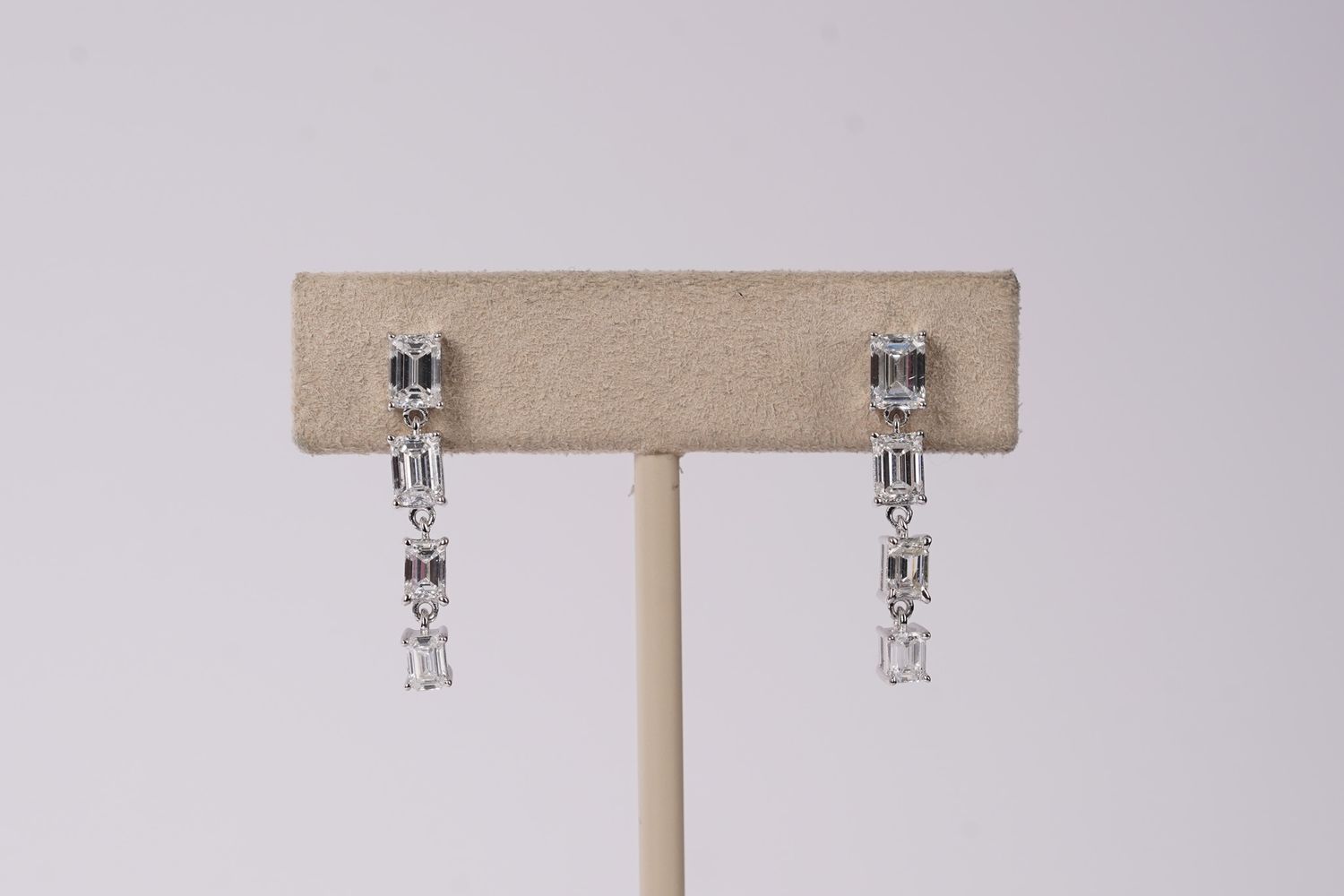 ETTX- 14KW 2.62g 2.00ctw Lab Grown Emerald Diamond Dangle Earrings