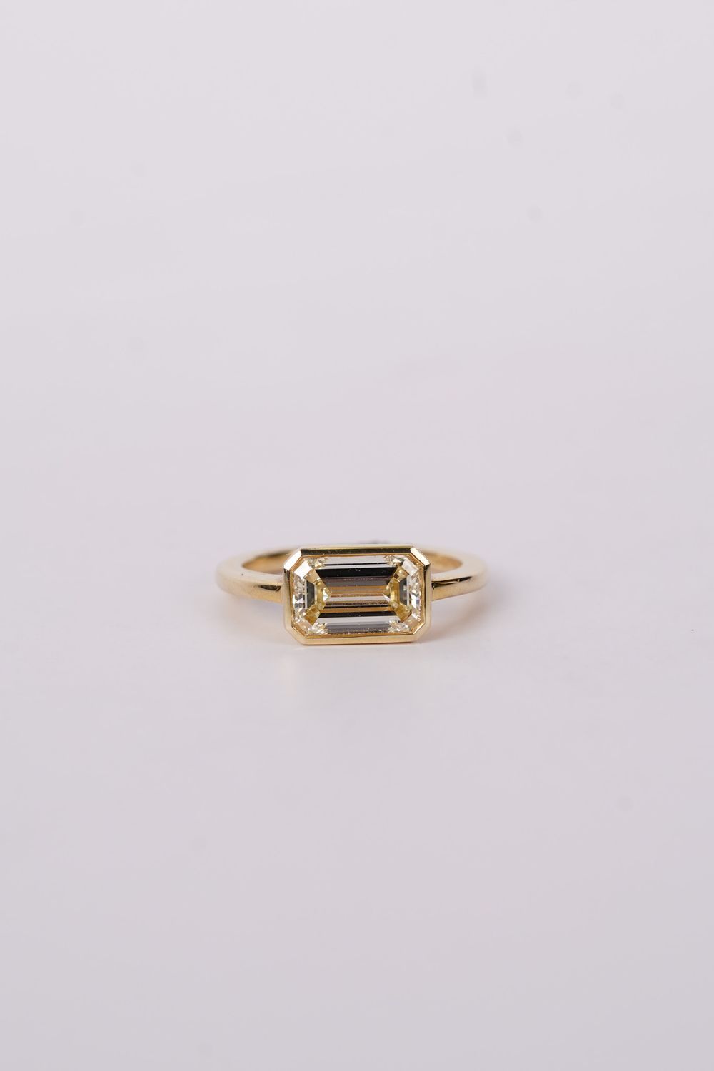 VTPTP-14KY 4.55g 2.50ct M/VS1 Emerald Diamond Bezel Ring (size 7)