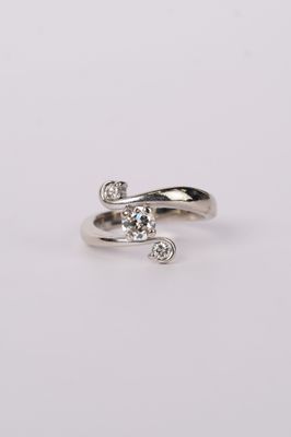 14KW 4.8g .55tw (.43ctr) I/VS2 European Cut Diamond Estate Crossover Ring (size 6)