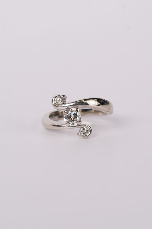 14KW 4.8g .55tw (.43ctr) I/VS2 European Cut Diamond Estate Crossover Ring (size 6)