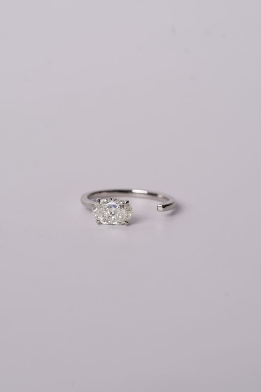 VVDT- 18KW 2.16g 1.00ct J/SI2 Oval Diamond Fashion Ring (size 6.75)