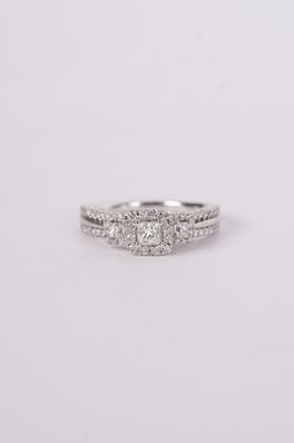 VVTT-14KW 5.8g 1.25ctw (.33ctr) I/SI1 Princess Cut Diamond Three Stone Vera Wang Halo Engagement Ring (size 8.25)