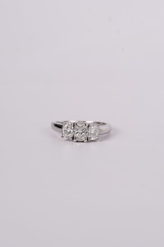 VDRE- 14KW 4.6g 1.75ctw (.75ctr) I/SI1 Cushion Diamond Three Stone Ring (size 7.5)