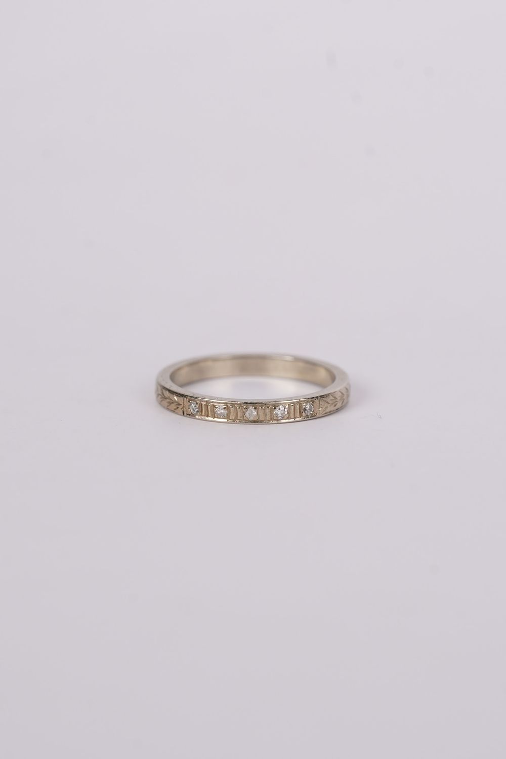 ATT- 18KW 2.65g .05ctw Diamond Vintage Band (size 6.5)