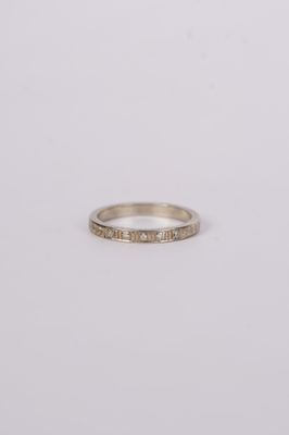 ATT- 18KW 2.65g .05ctw Diamond Vintage Band (size 6.5)