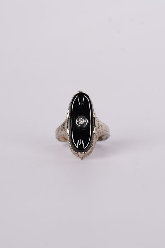 AET- 18KW 3.51g Black Onyx &amp; Diamond Vintage Ring (size 5.5)