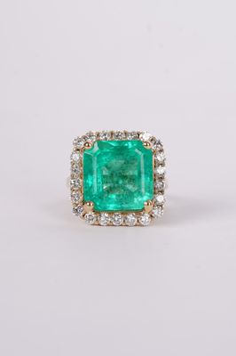 NDTT- 14KY 10.16g 13.94ctw (12.40ctr) Emerald &amp; Diamond Halo Fashion Ring (size 6)