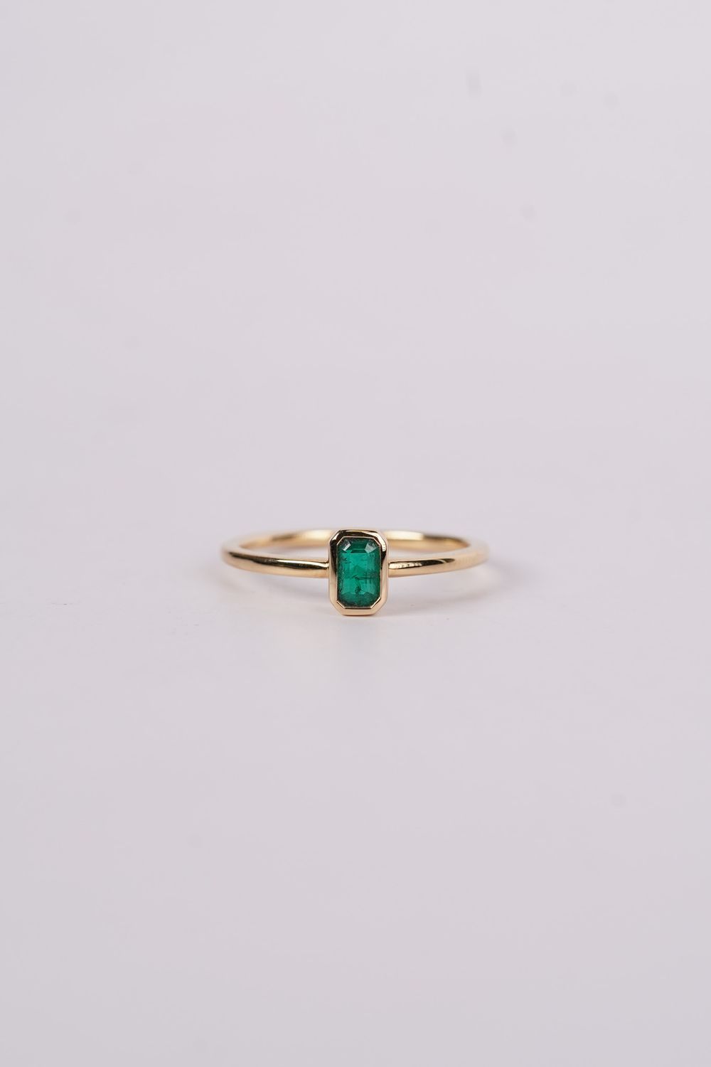 BATX- 18KY 2.11g .44ct Emerald Bezel Fashion Ring (size 6.5)