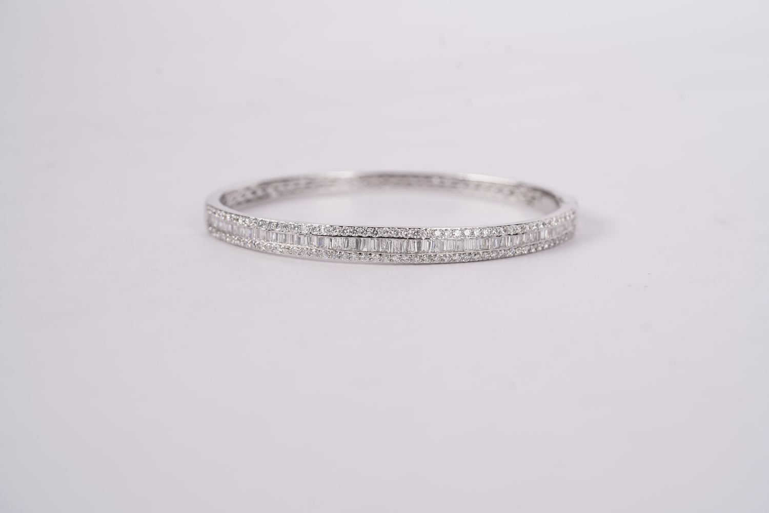 VLII- 14KW 14.80g 3.22ctw Baguette &amp; Round Diamond Bangle Bracelet
