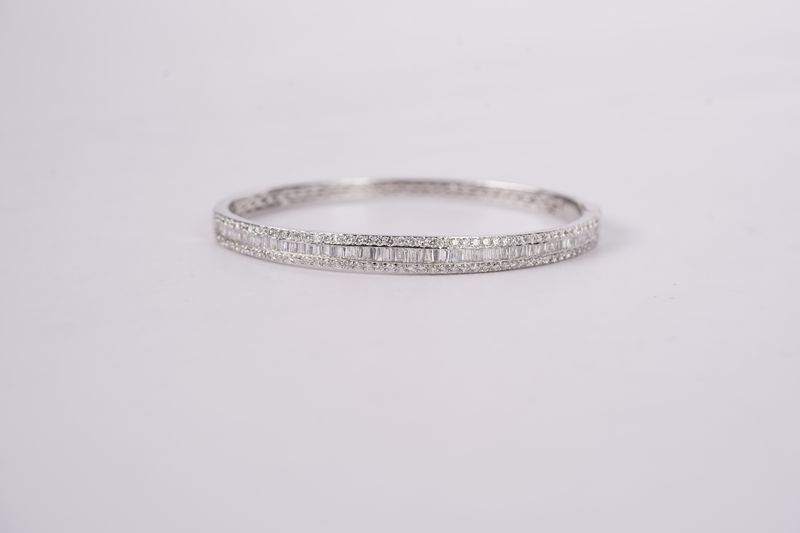 VLII- 14KW 14.80g 3.22ctw Baguette &amp; Round Diamond Bangle Bracelet