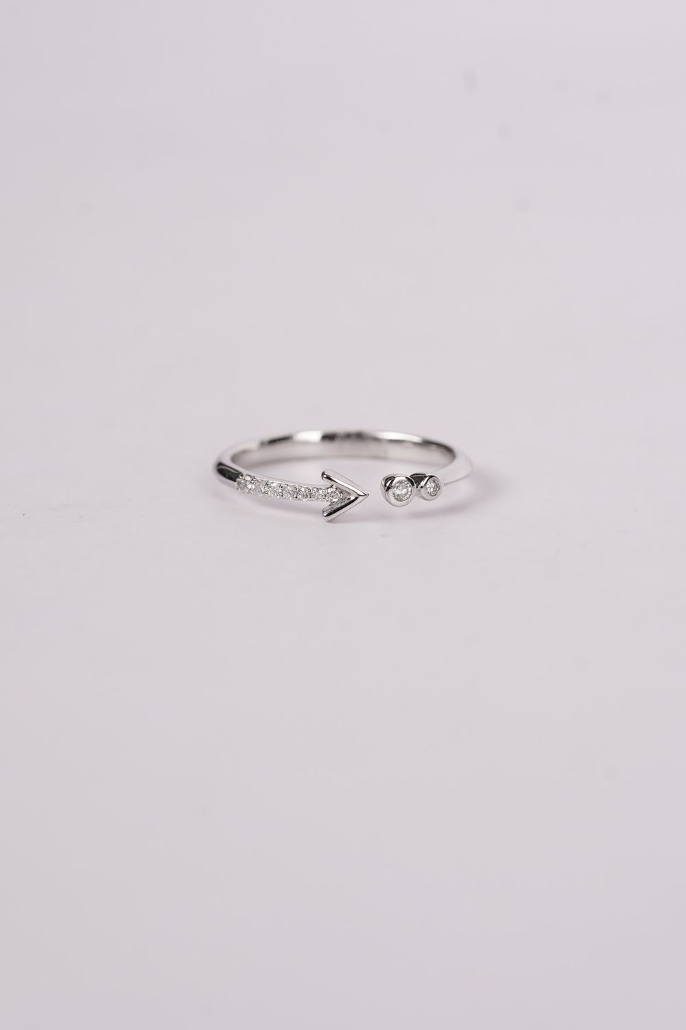 VIB- 14KW 1.70g .10ctw Diamond Arrow Fashion Ring (size 7)