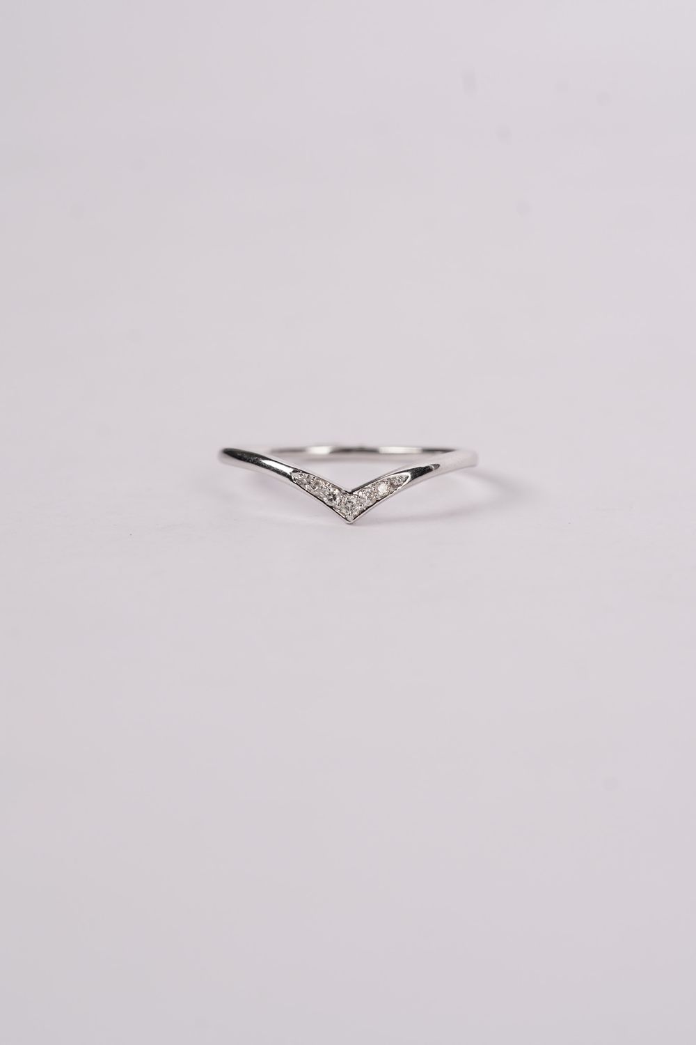 VAT- 14KW 1.40g .06ctw Diamond V-Band (size 7)