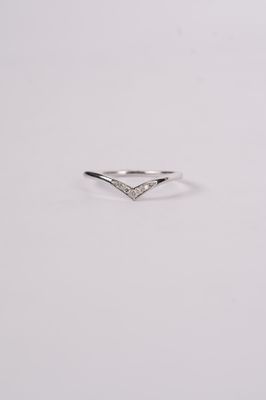 VAT- 14KW 1.40g .06ctw Diamond V-Band (size 7)