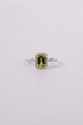 NBE-18KW 2.75g 1.22ctw (.97ctr) Peridot &amp; Diamond Fashion Ring (size 6.5)