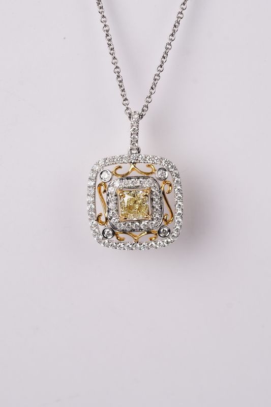 DBETX- 18KWY 5.52g 3.02ctw (1.62ctr) FLY/VVS2 Cushion Diamond Halo Fashion Pendant 18&quot;