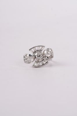 Platinum 9.9g 1.40ctw (.64ctr) I/VS2 European Cut Diamond Antique Bow Ring (size 9.5)