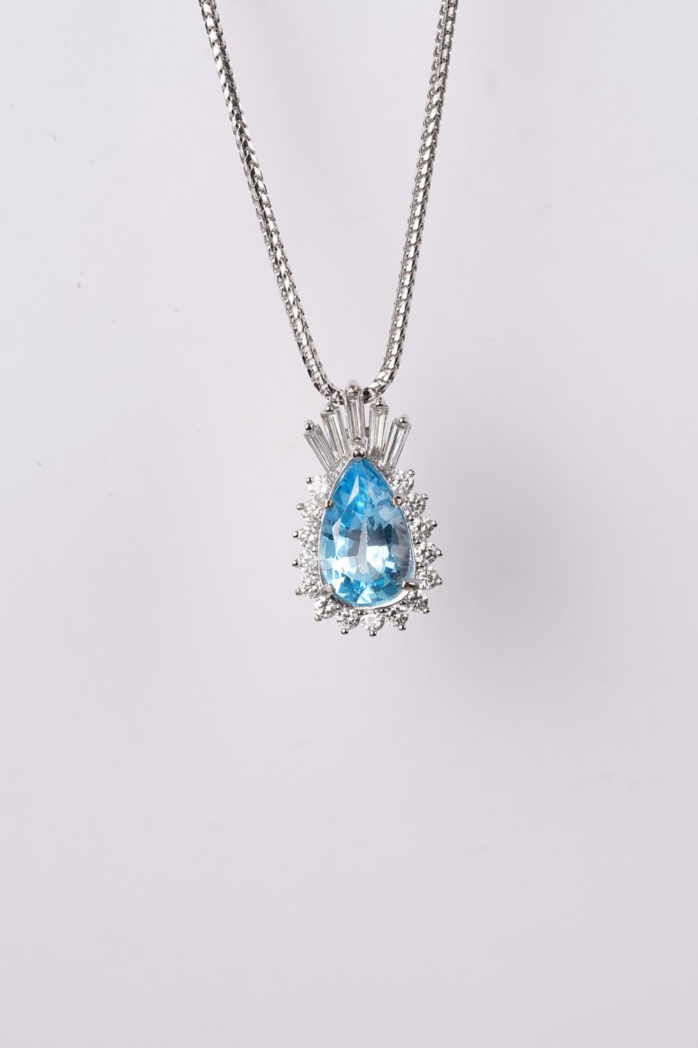 VATT- 14-18KW 12.42g 5.80ctw (4.00ctr) Blue Topaz &amp; Diamond Halo Fashion Pendant 18&quot;