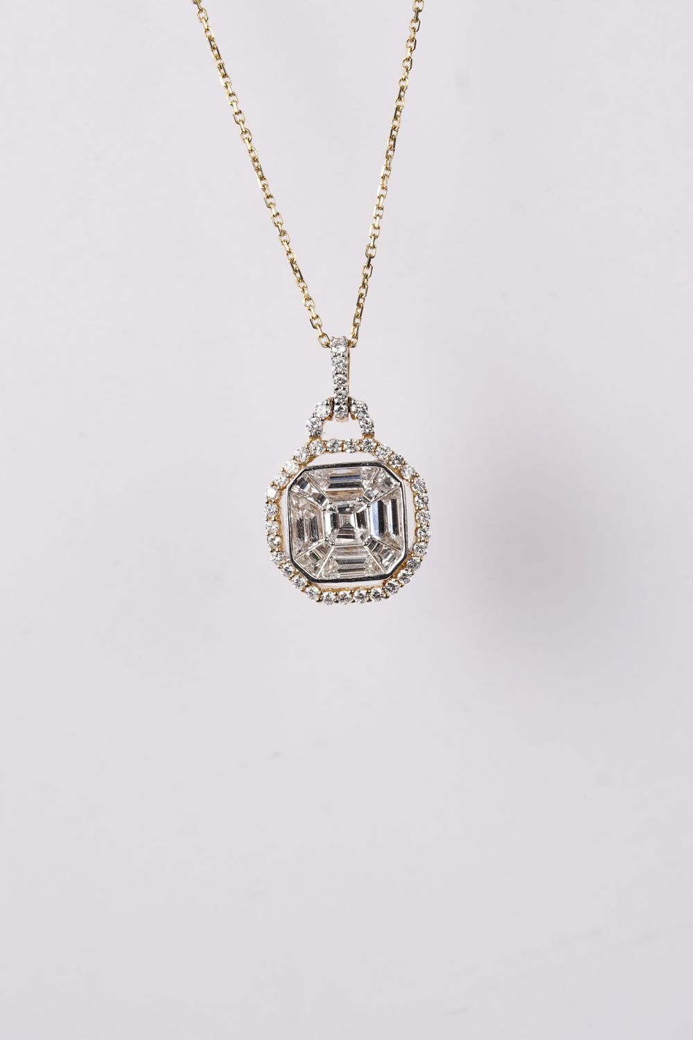NTPTX- 14KY 4.60g 2.3ctw Diamond Cluster Fashion Pendant 16-18&quot;