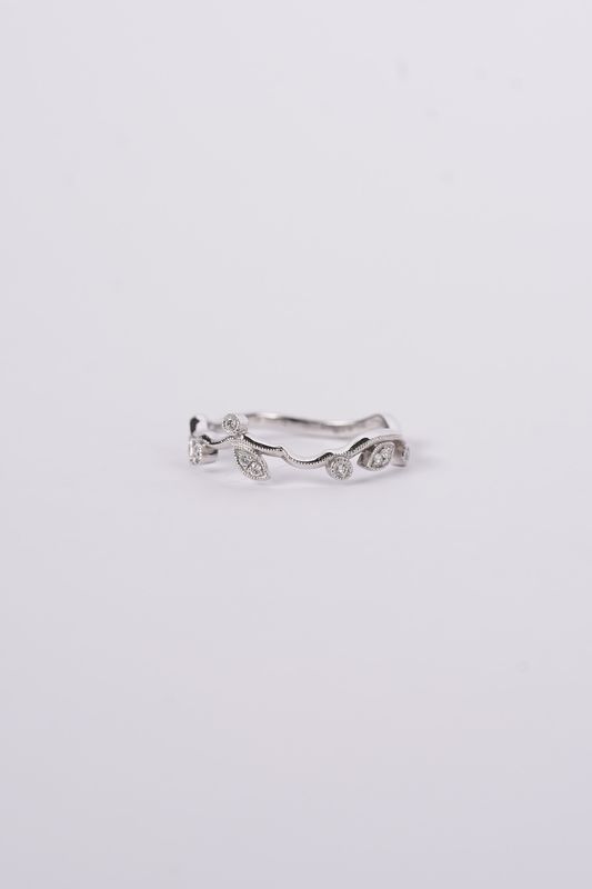 NAR- 14KW 1.82g .08ctw Small Diamond Vine Ring (size 6.5)