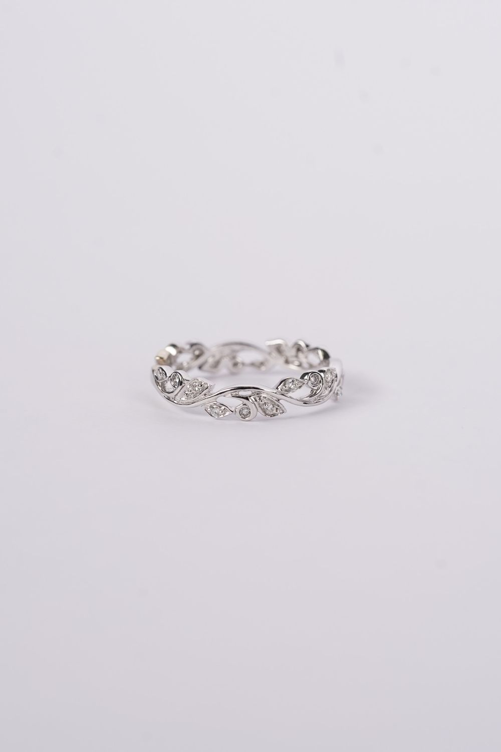 VIE- 14KW 2.3g .20tw Diamond Vine Stackable Band (size 7)