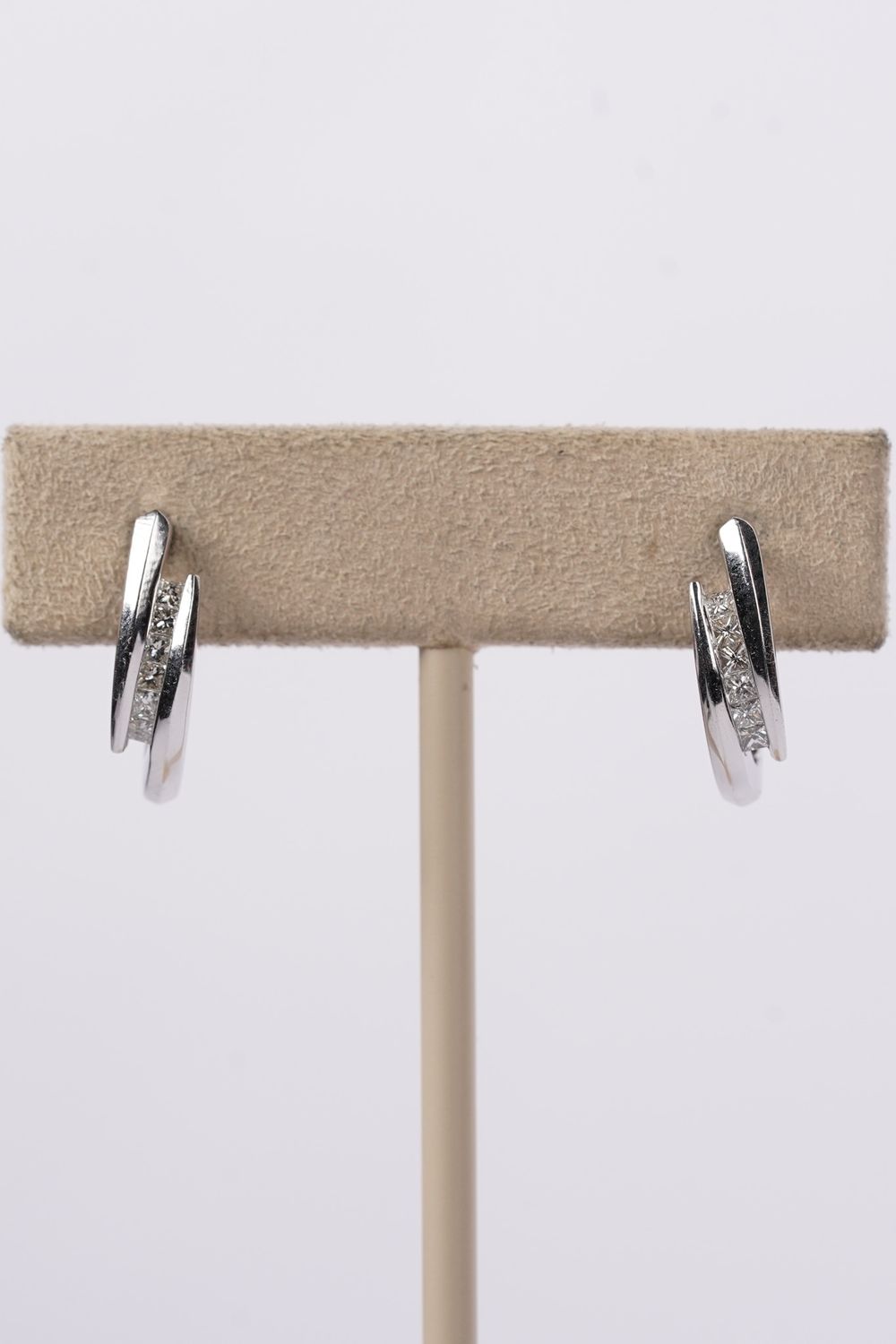 VBE- 14KW 3.92g .15ctw Diamond Hoop Earrings