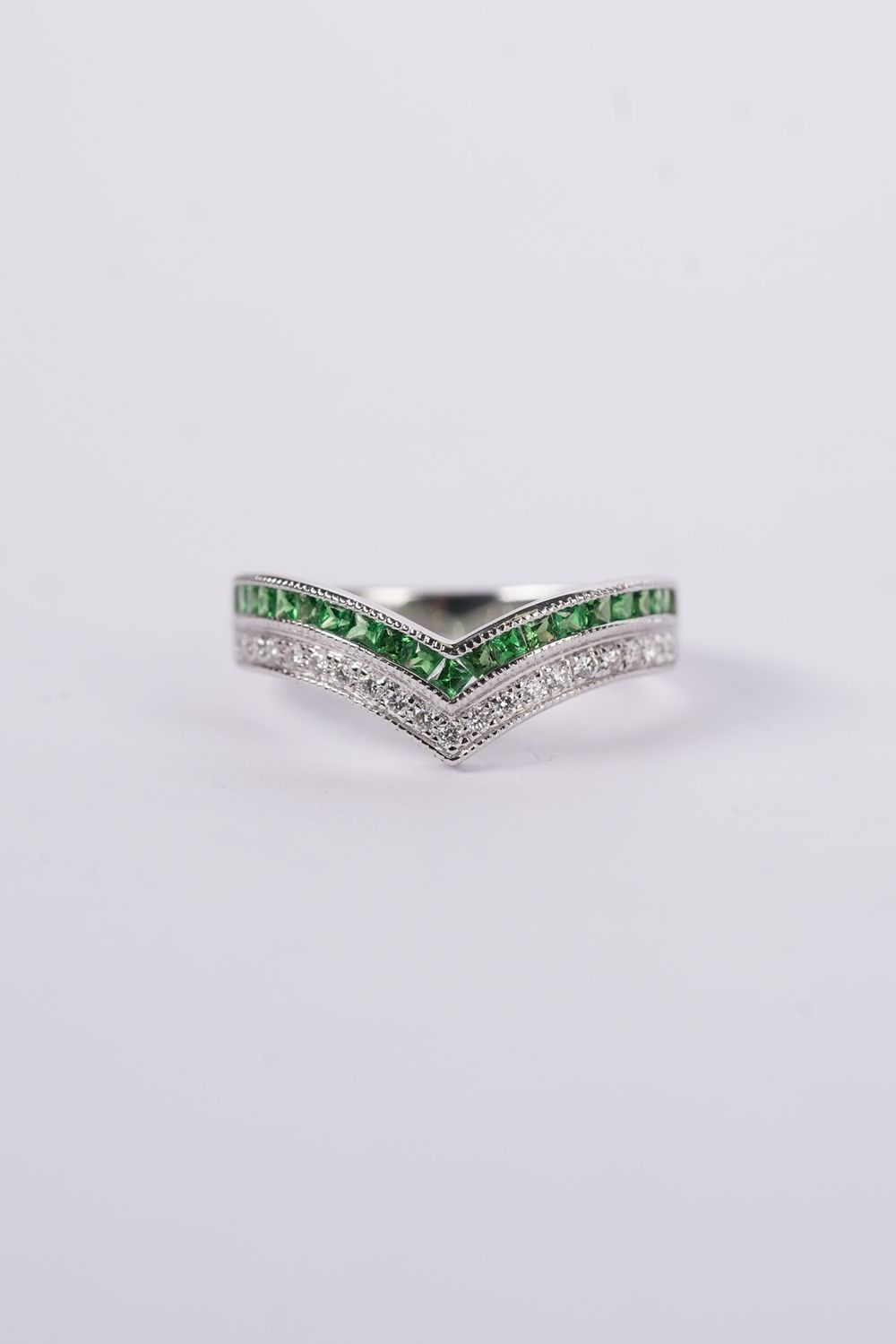 EETX-14KW 3.62g .21ctw Diamond .42ctw Tsavorite Garnet Contour Stackable Band (size 6.75)