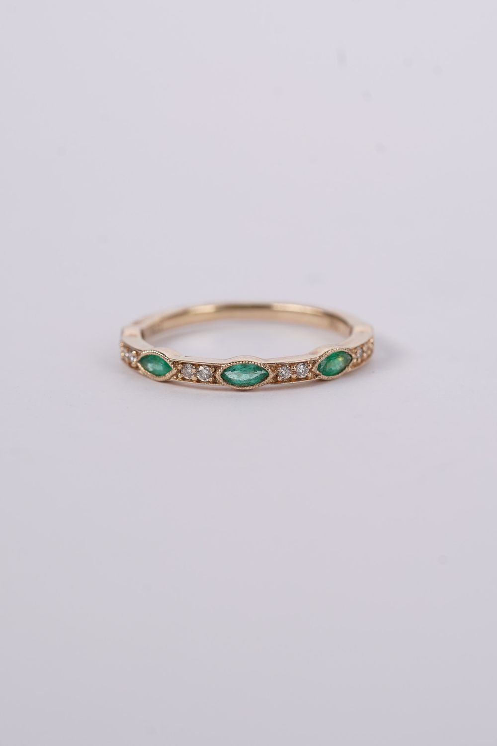 ATE-10KY 1.7g .07ctw Diamond .50ctw Emerald Stackable Band (size 7)