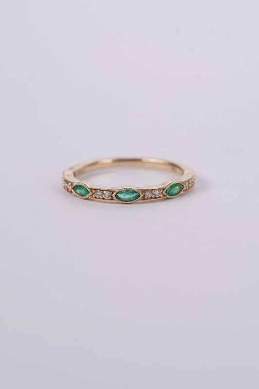 ATE-10KY 1.7g .07ctw Diamond .50ctw Emerald Stackable Band (size 7)