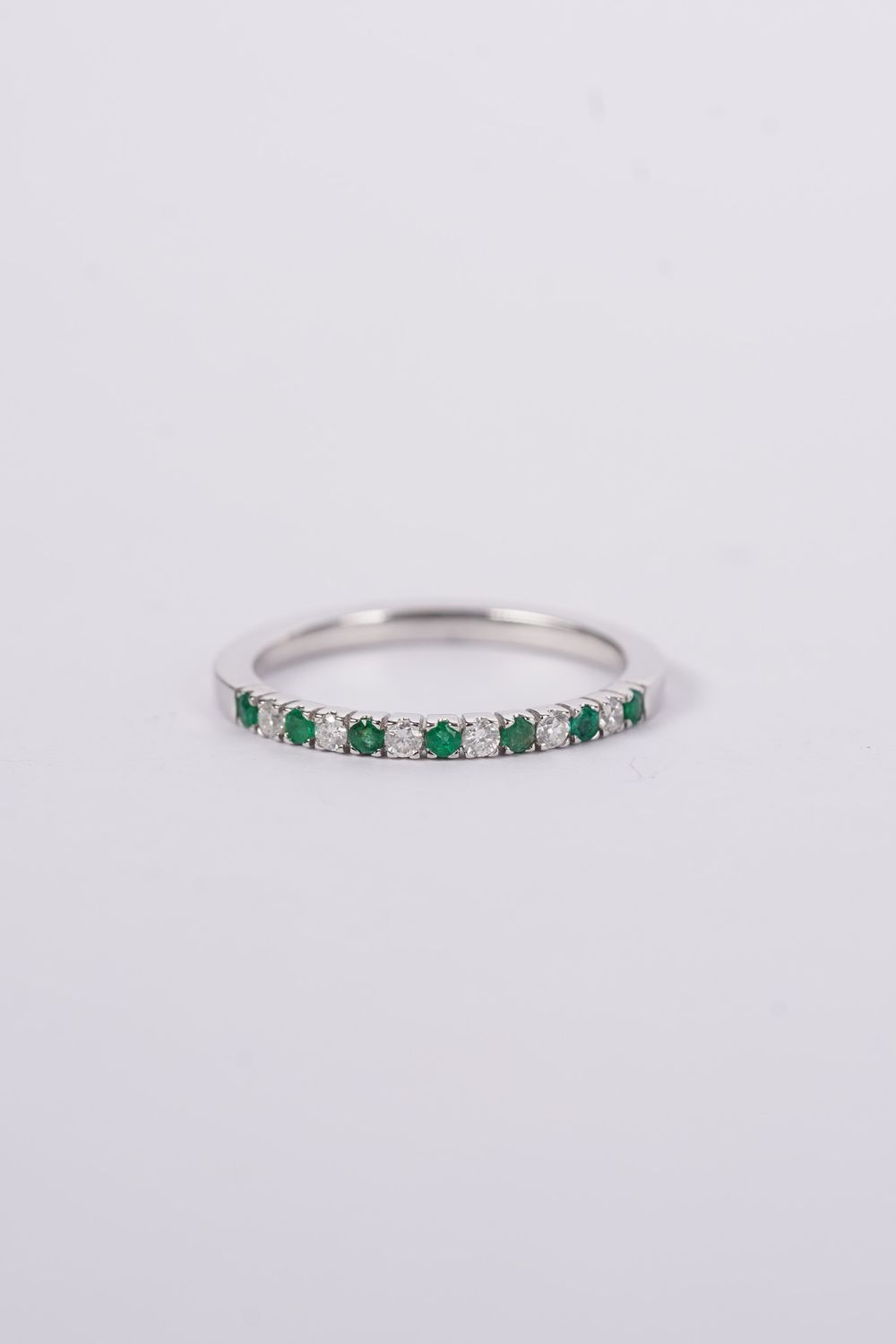 AVE- 14KW 2.21g .16ctw Diamond .16ctw Emerald Stackable Band (size 7)