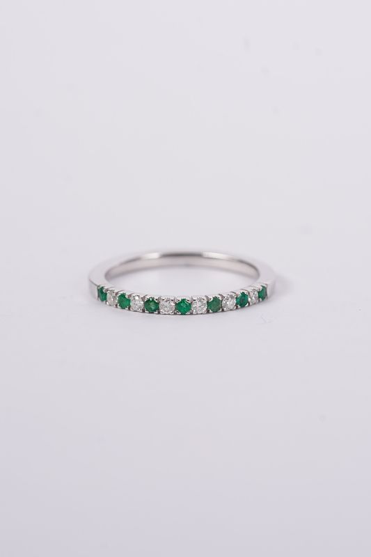 AVE- 14KW 2.21g .16ctw Diamond .16ctw Emerald Stackable Band (size 7)