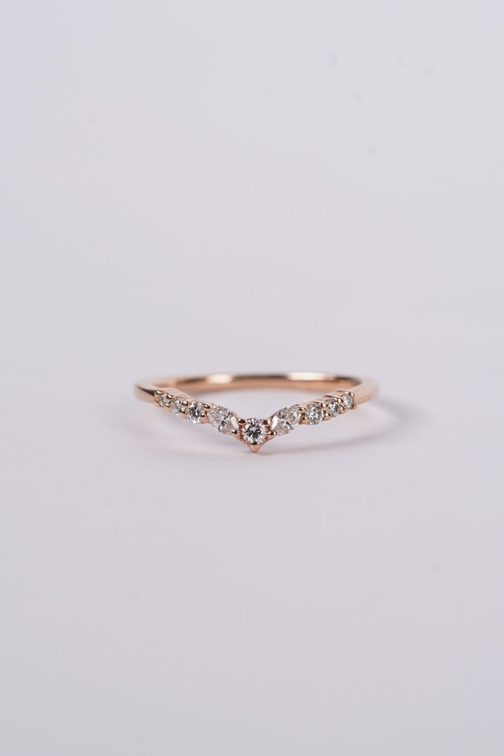 DAE-14KR 1.77g .20ctw Diamond Stackable V-Band (size 7.75)
