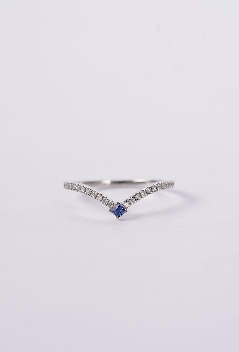 VBT- 14KW 1.46g .21ctw Diamond &amp; Sapphire Stackable V-Band (size 7)