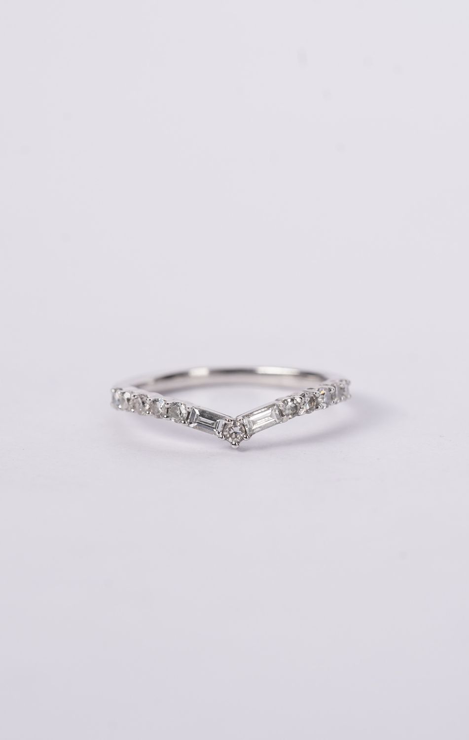 NDE- 14KW 2.08g .45ctw Diamond Stackable V-Band (size 7)