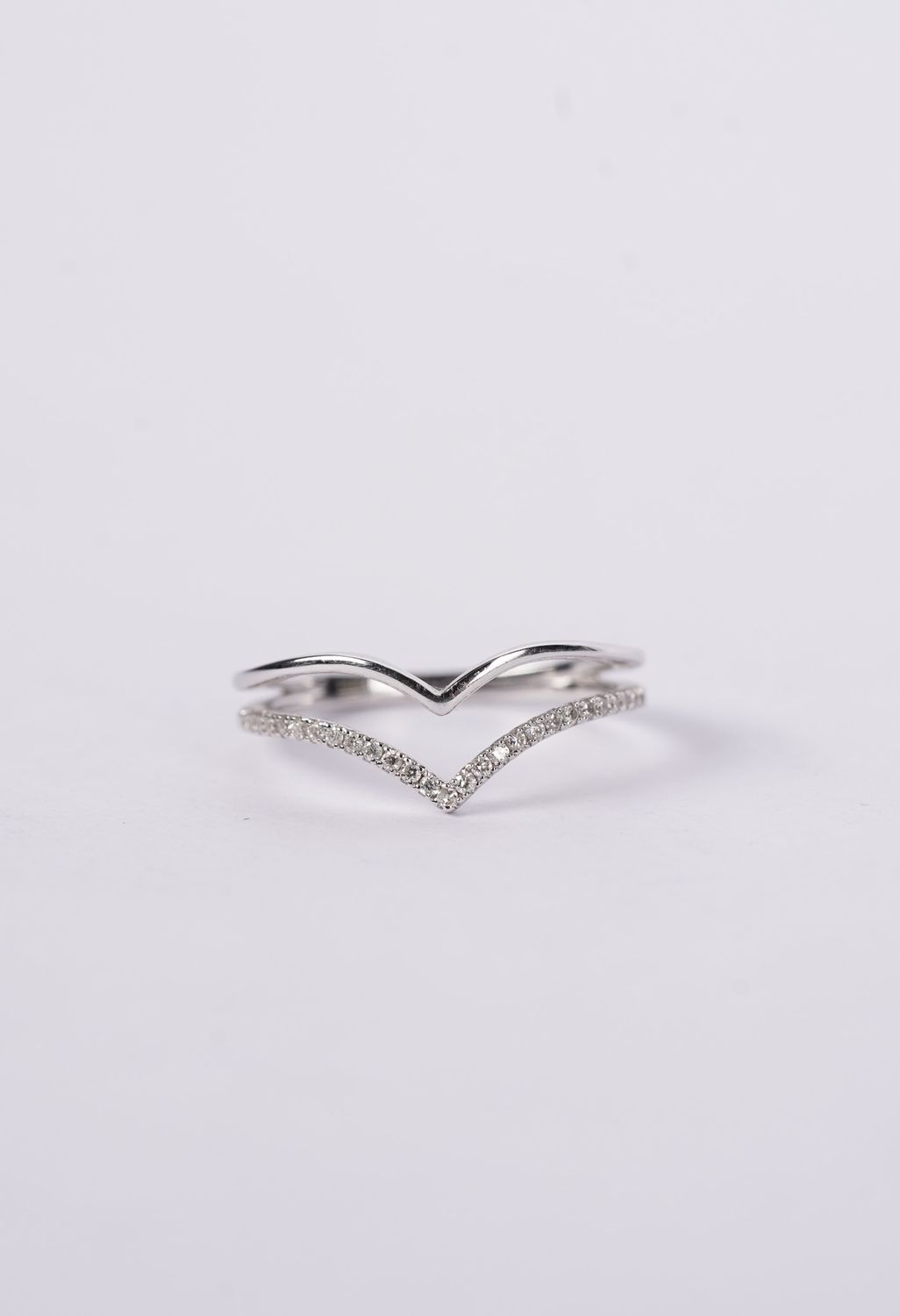 VLI- 14KW 2.23g .16ctw Dual Diamond Stackable V-Band (size 7)