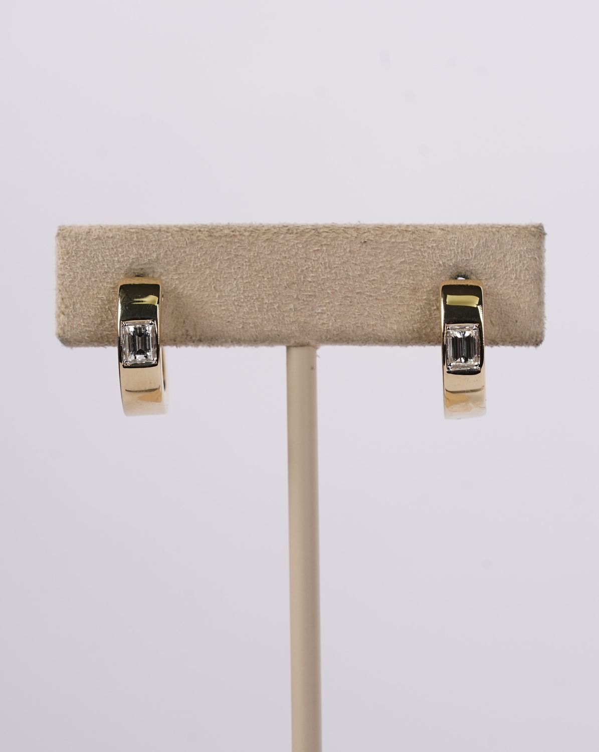 RTTX- 14KY 3.6g .33ctw Baguette Diamond Huggie Hoop Earrings
