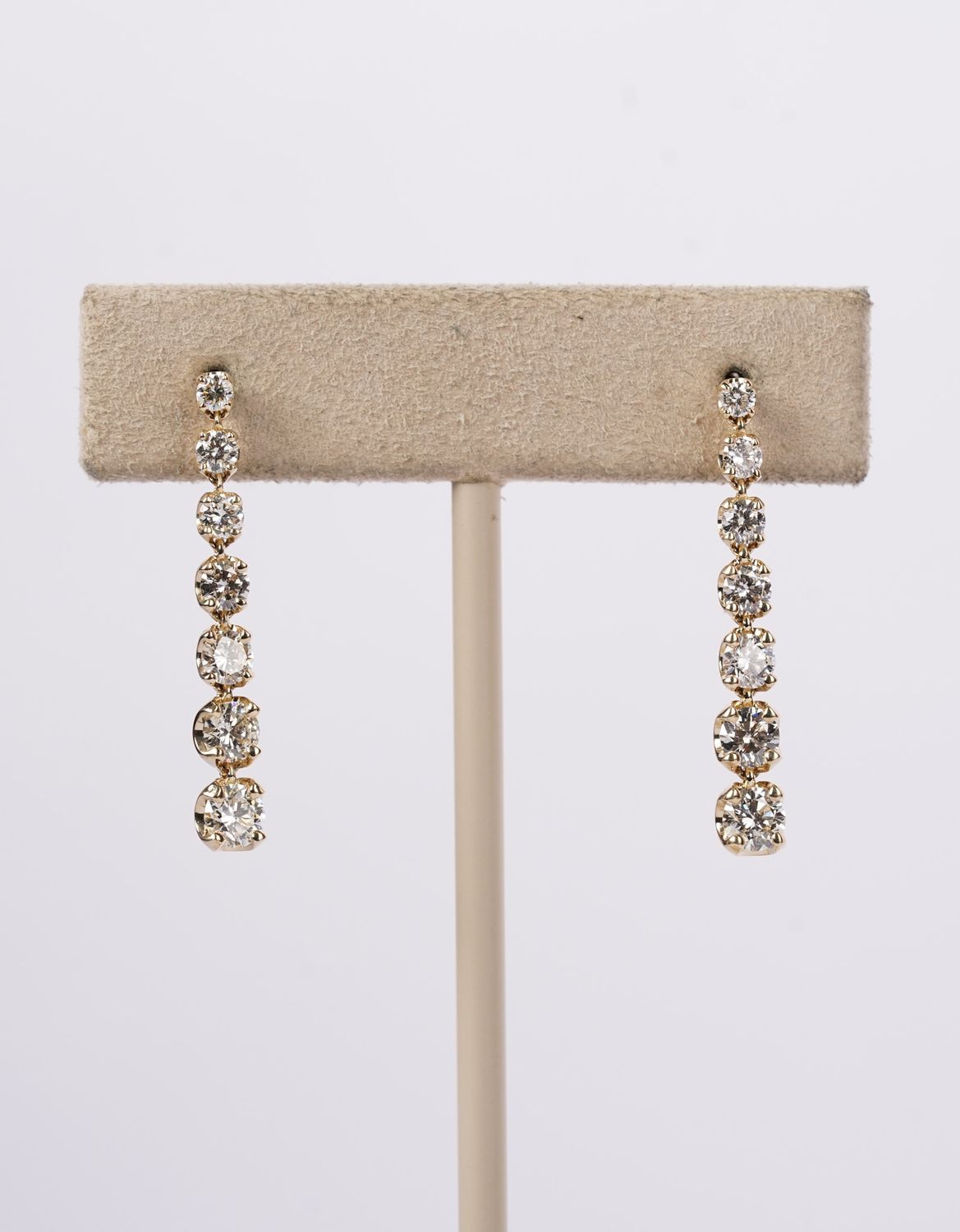 VNTT- 14KY 3.58g 1.72ctw Diamond Dangle Earrings