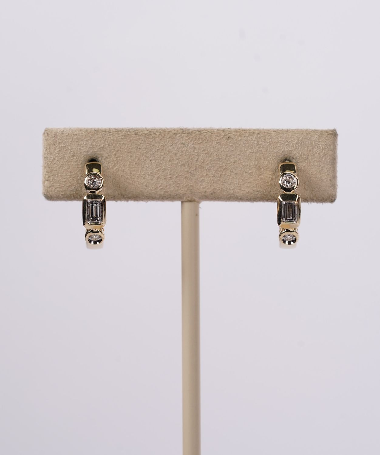 RTTX- 14KY 3.56g .27ctw Baguette &amp; Round Diamond Huggie Hoop Earrings