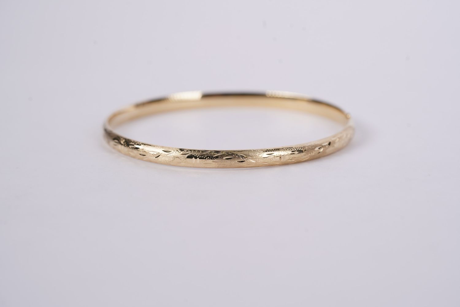 VRA- 14KY 3.68g 4mm Engraved Bangle Bracelet