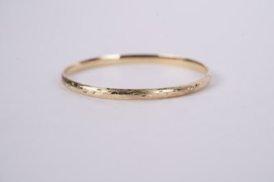 VRA- 14KY 3.68g 4mm Engraved Bangle Bracelet