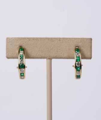 VATT- 18KY 5.09g 1.00ctw T&amp;CO Emerald &amp; Diamond Hoop Earrings