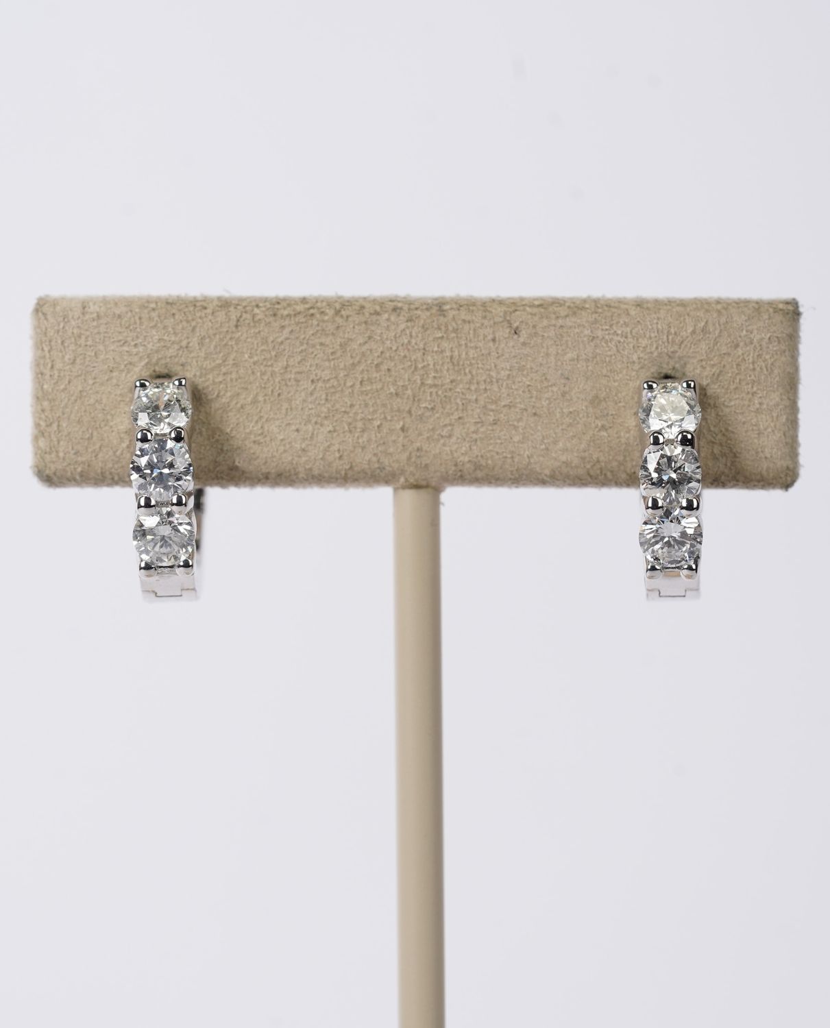 VEET- 14KW 5.15g 1.50ctw Diamond Huggie Hoop Earrings