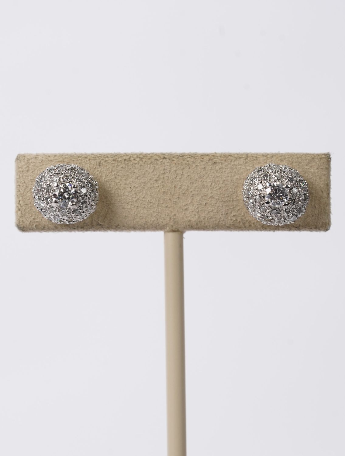 EETX- 18KW 4.51g 1.10ctw Diamond Pave Stud Earrings