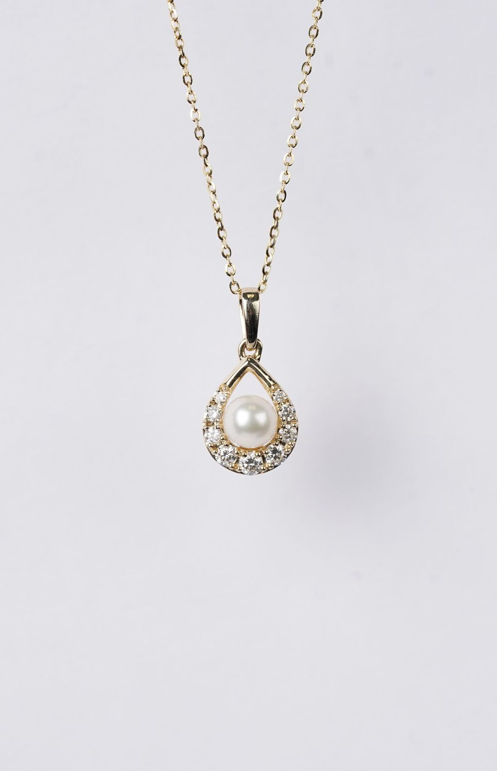 14KY 2.13g .24ctw Diamond 4mm Pearl Halo Necklace 18"