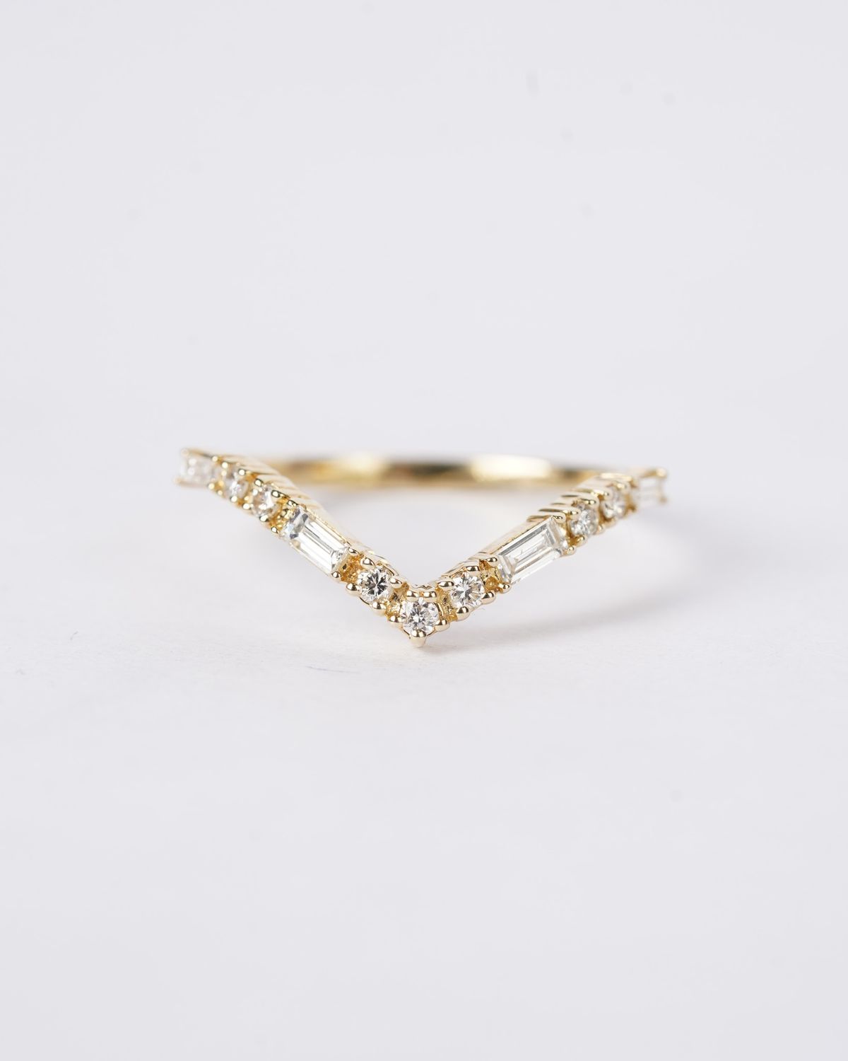 14KY 1.54g .36ctw Baguette &amp; Round Diamond V-Band (size 7)