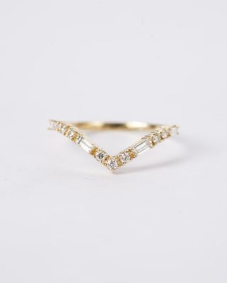 14KY 1.54g .36ctw Baguette &amp; Round Diamond V-Band (size 7)