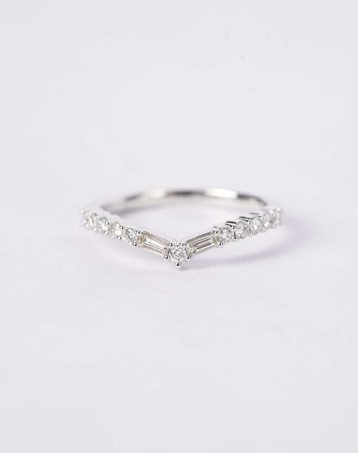 14KW 2.06g .38ctw Baguette &amp; Round Diamond V-Band (size 7)