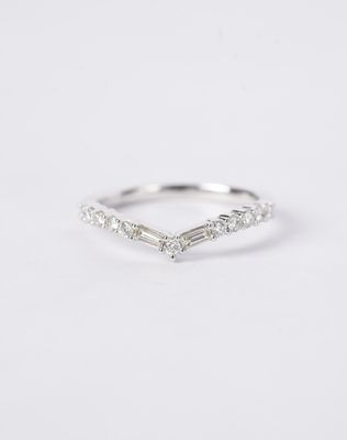14KW 2.06g .38ctw Baguette &amp; Round Diamond V-Band (size 7)
