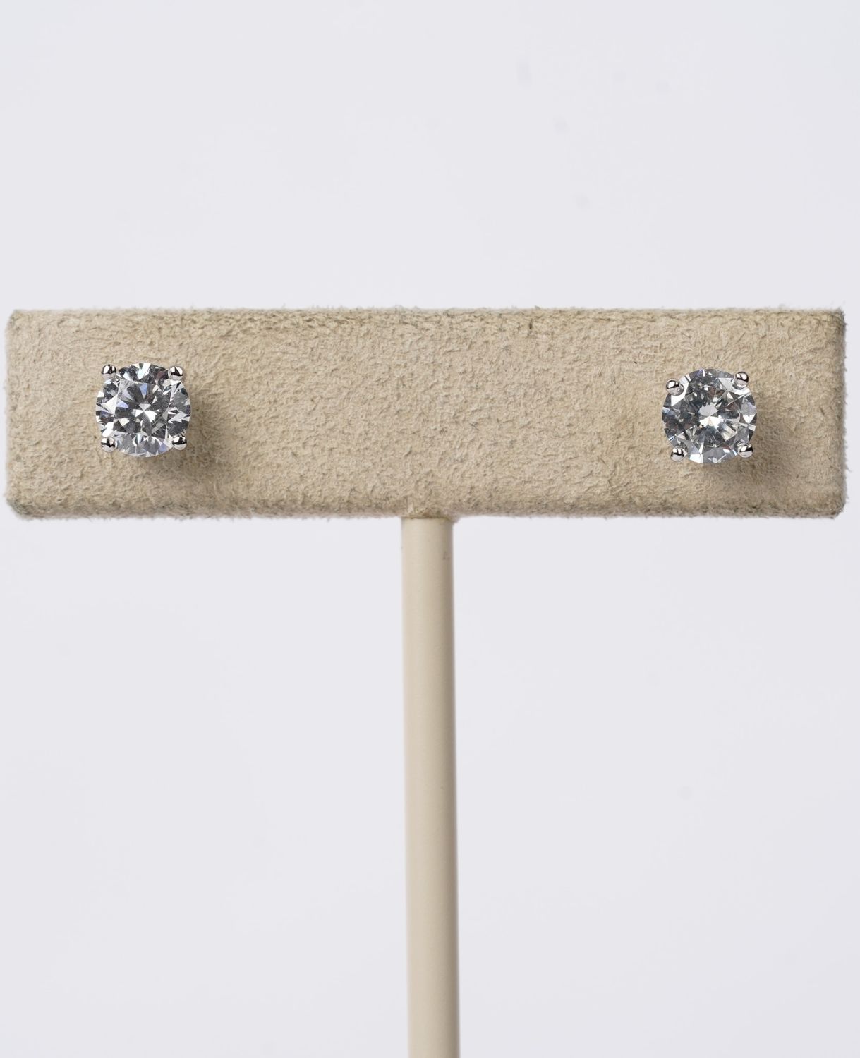 VNTT- 14KW 1.10ctw F-G/VS2-SI1 Round Diamond Stud Earrings