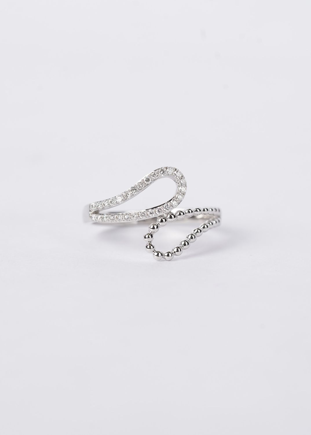 14KW 2.77g .20ctw Diamond Fashion Crossover Ring (size 6.5)